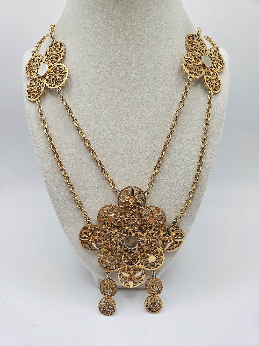 VINTAGE Florenza Gold Tone Filigree Medallion Statement Necklace Velvet Box